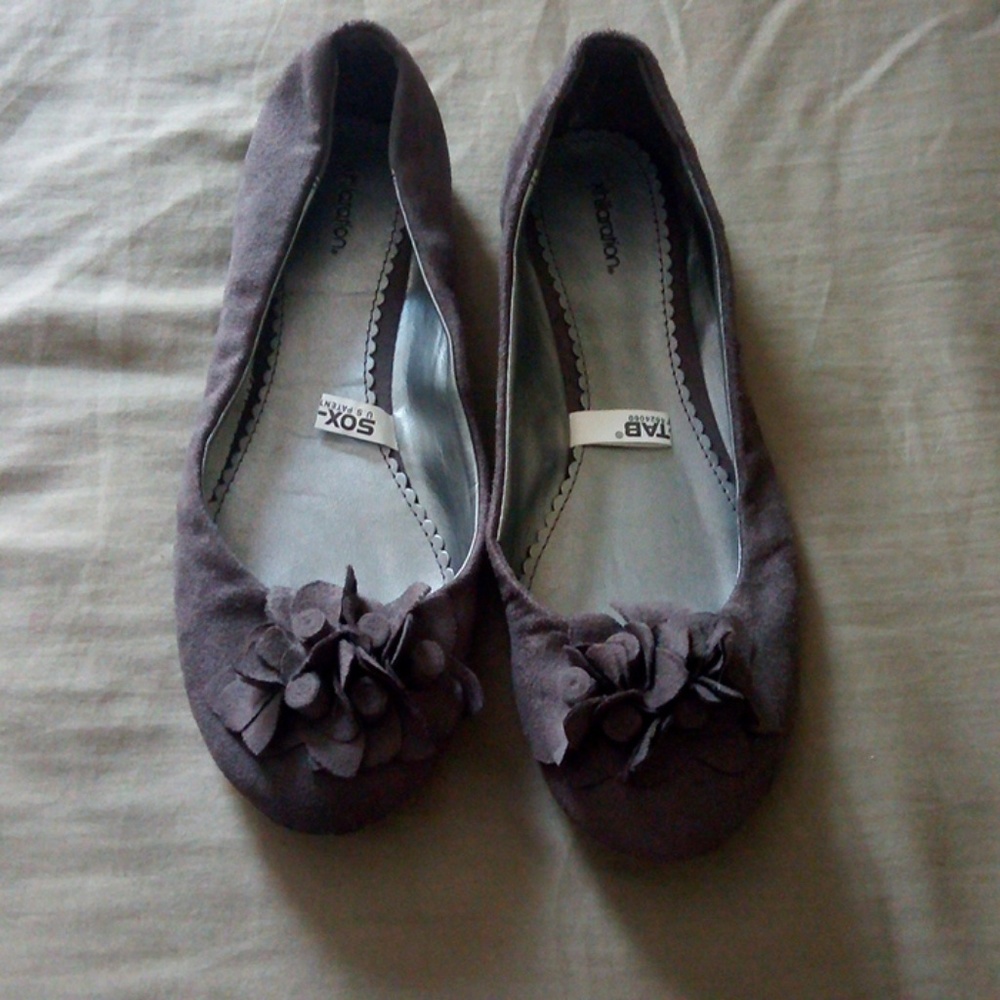 Xhilaration grey flats